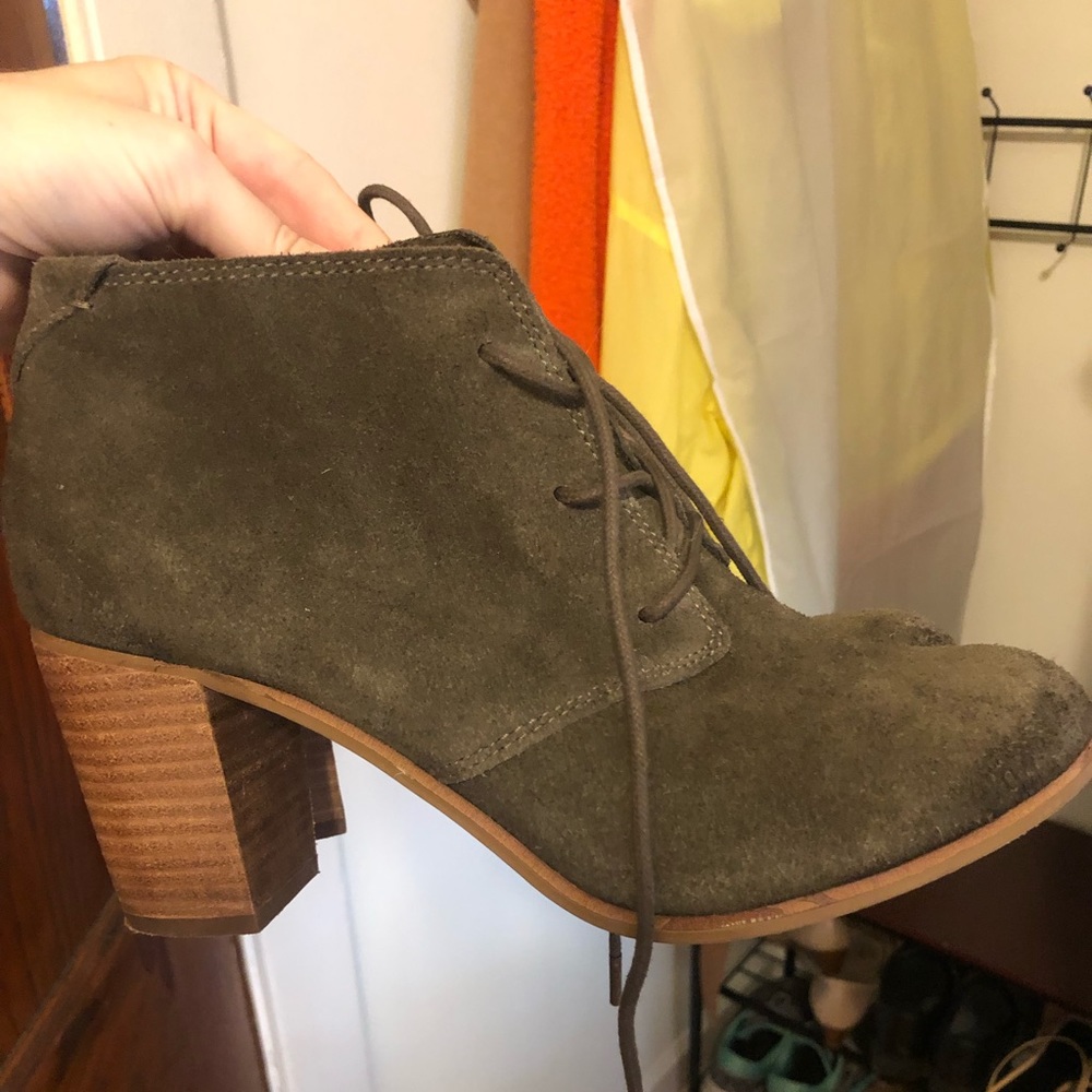 TOMS olive green lace-up ankle booties size 9.5